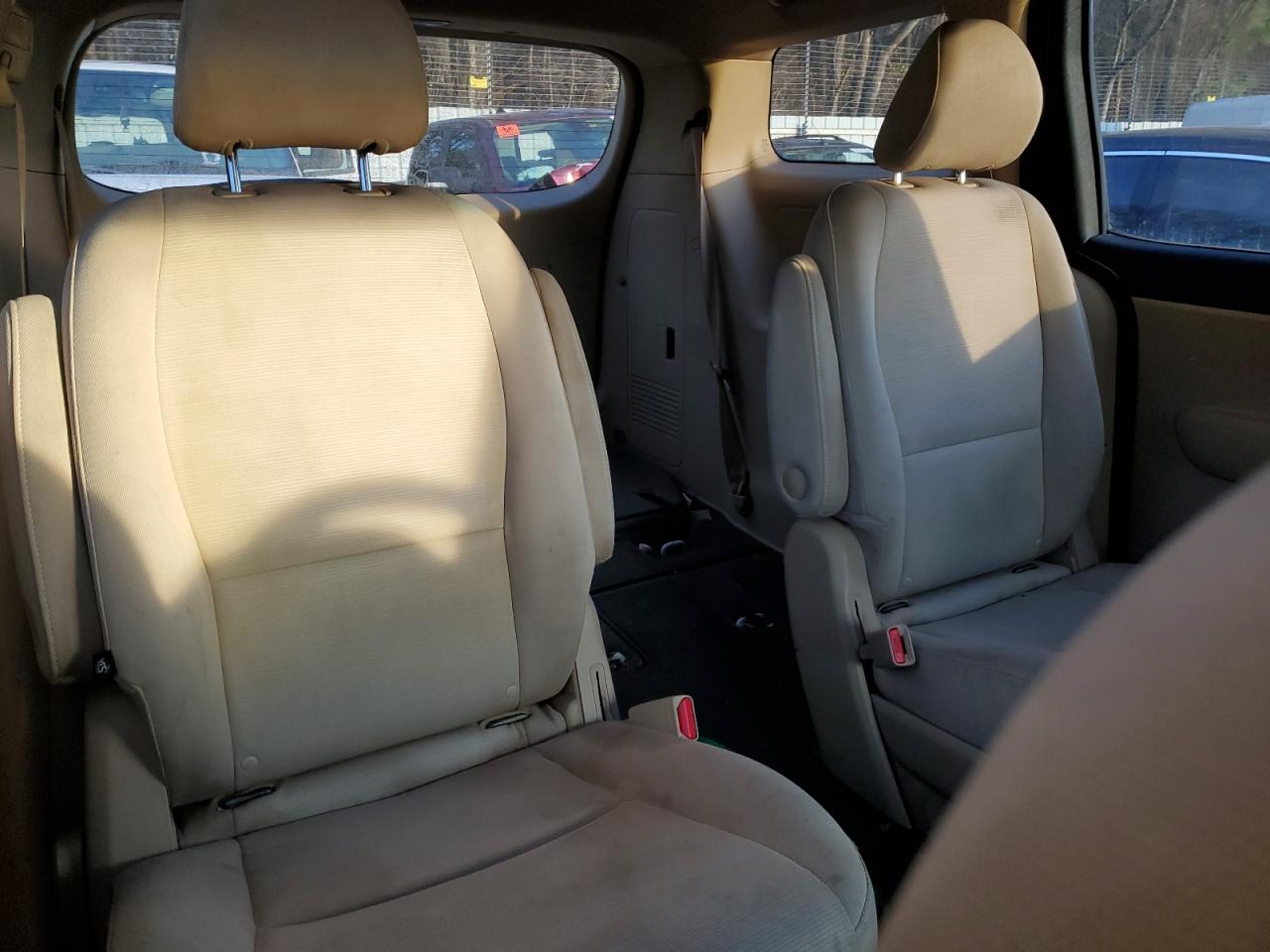 2015 Kia Sedona - Image 11