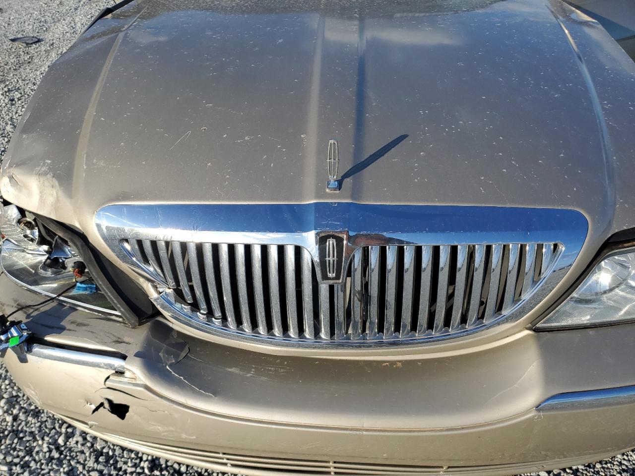 2004 Lincoln Continental - Image 13
