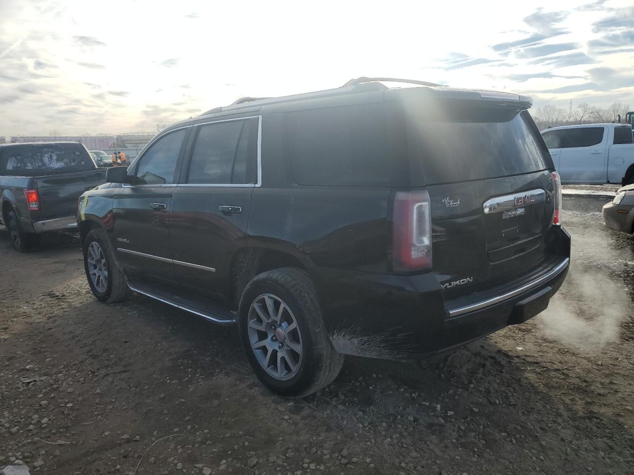 2015 GMC Yukon - Image 2