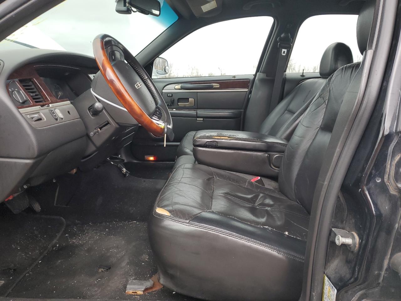 2009 Lincoln Town Car - Image 7