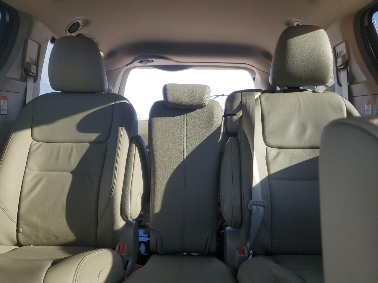 2017 Toyota Sienna - Image 10