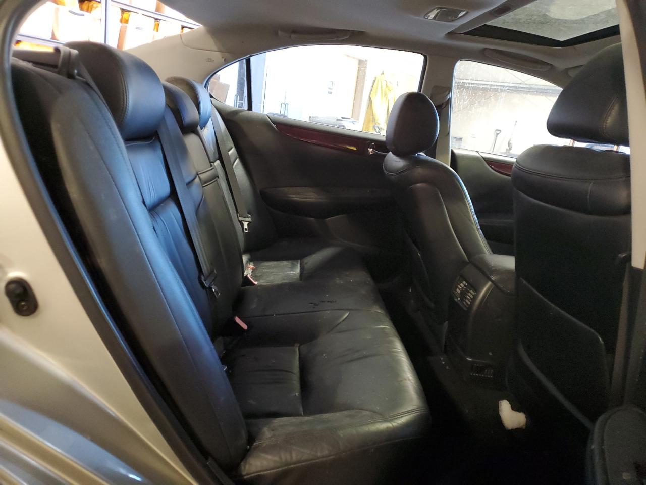 2004 Lexus ES - Image 10