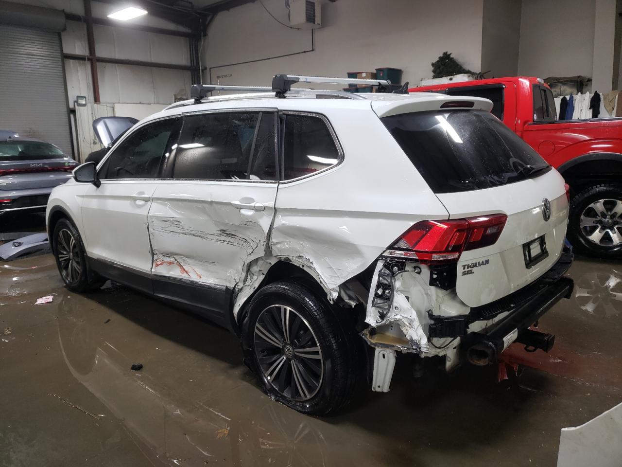 2018 Volkswagen Tiguan - Image 2