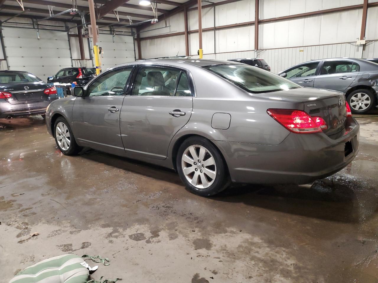 2005 Toyota Avalon - Image 2