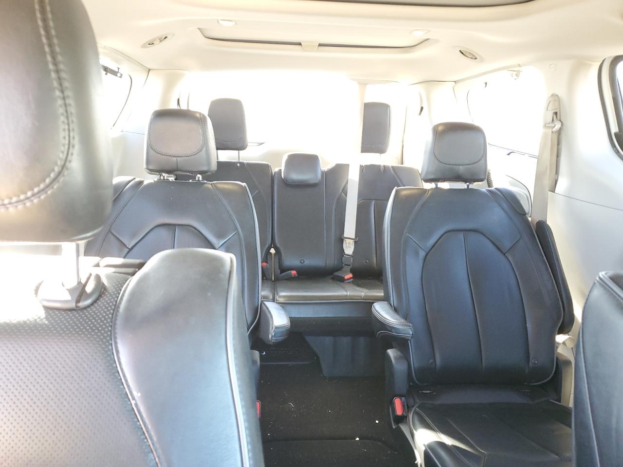 2018 Chrysler Pacifica - Image 10