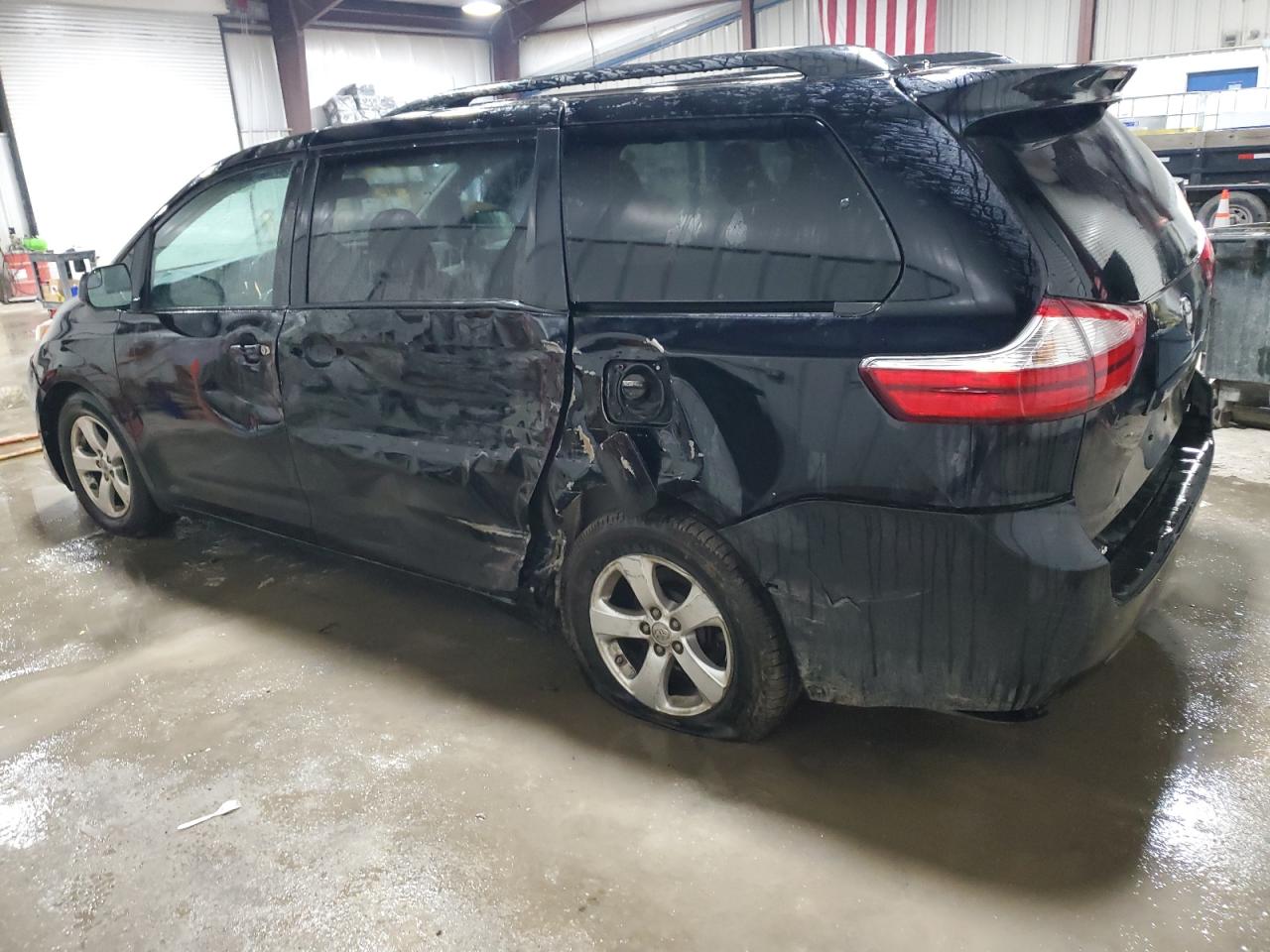 2017 Toyota Sienna - Image 2