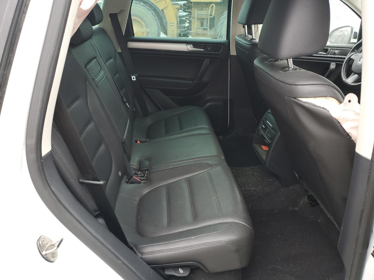 2015 Volkswagen Touareg - Image 11