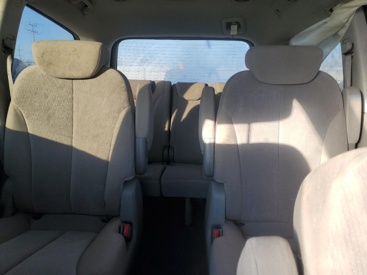 2010 Kia Sedona - Image 10