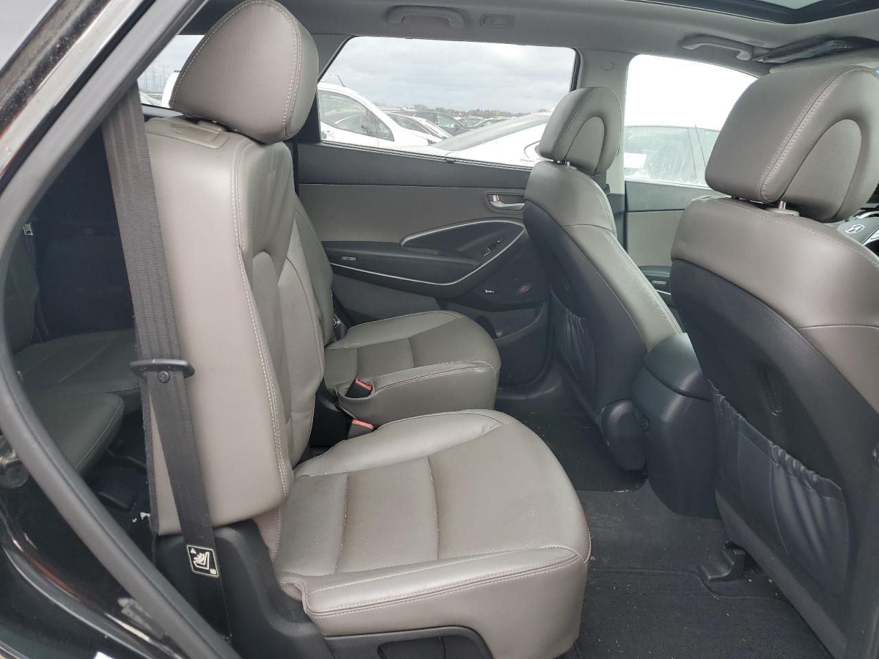2015 Hyundai Santa Fe - Image 11