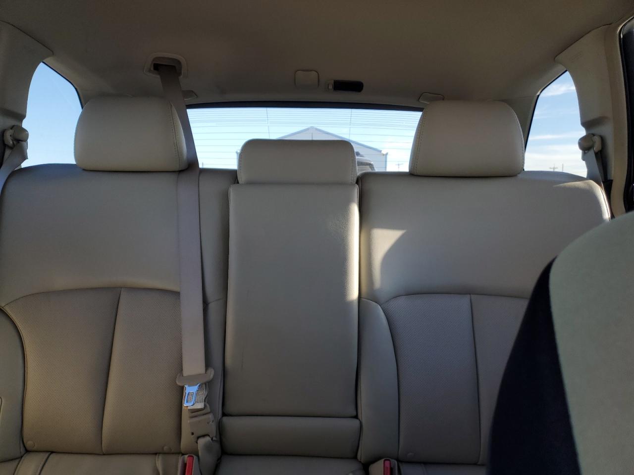 2010 Subaru Outback - Image 10