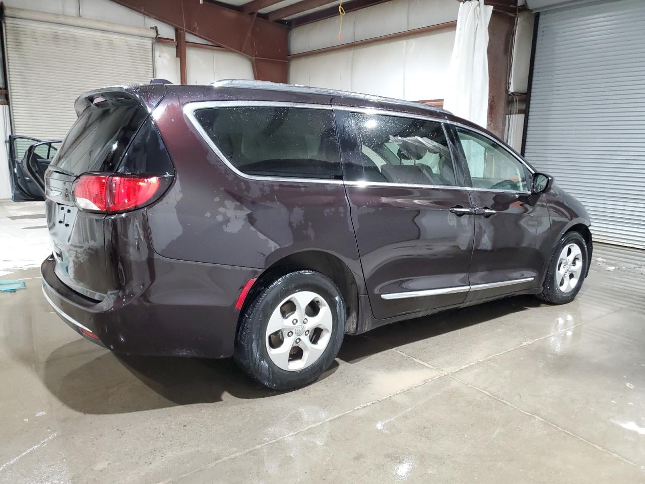 2017 Chrysler Pacifica - Image 3