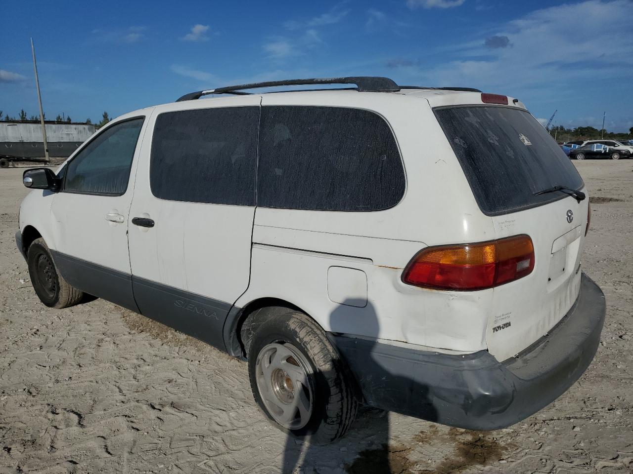 2000 Toyota Sienna - Image 2