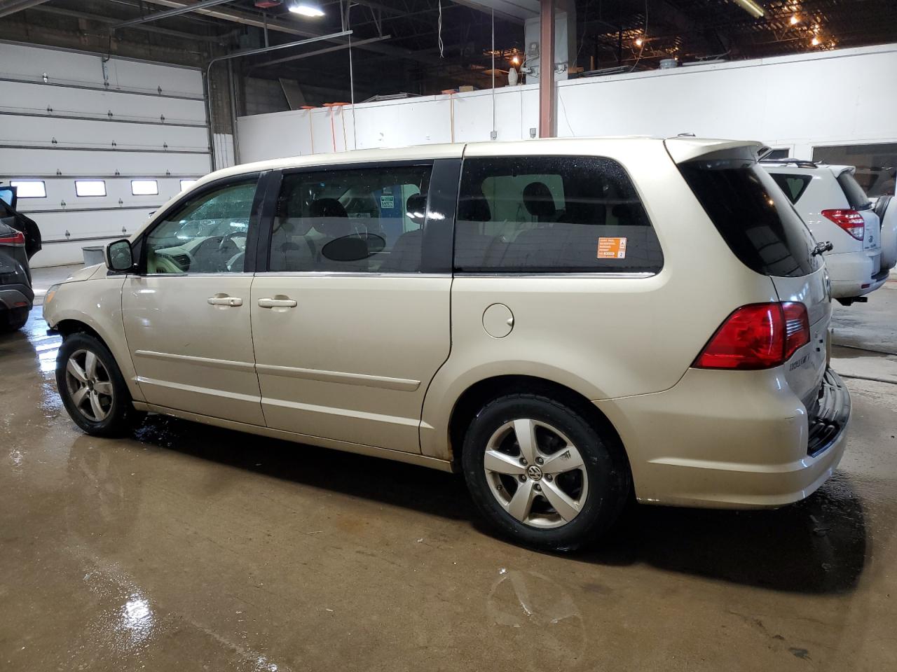 2010 Volkswagen Routan - Image 2