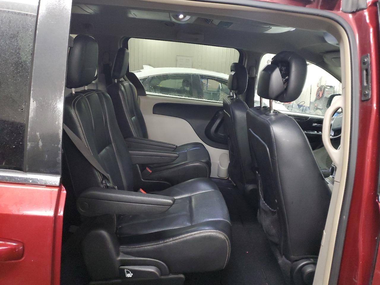 2014 Chrysler Town & Country - Image 11