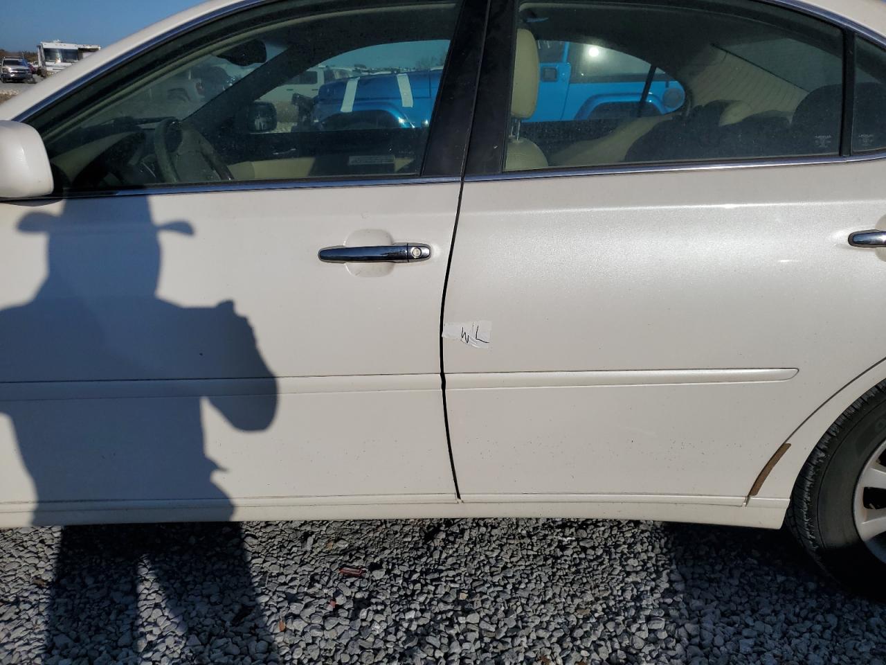 2004 Lexus ES - Image 12