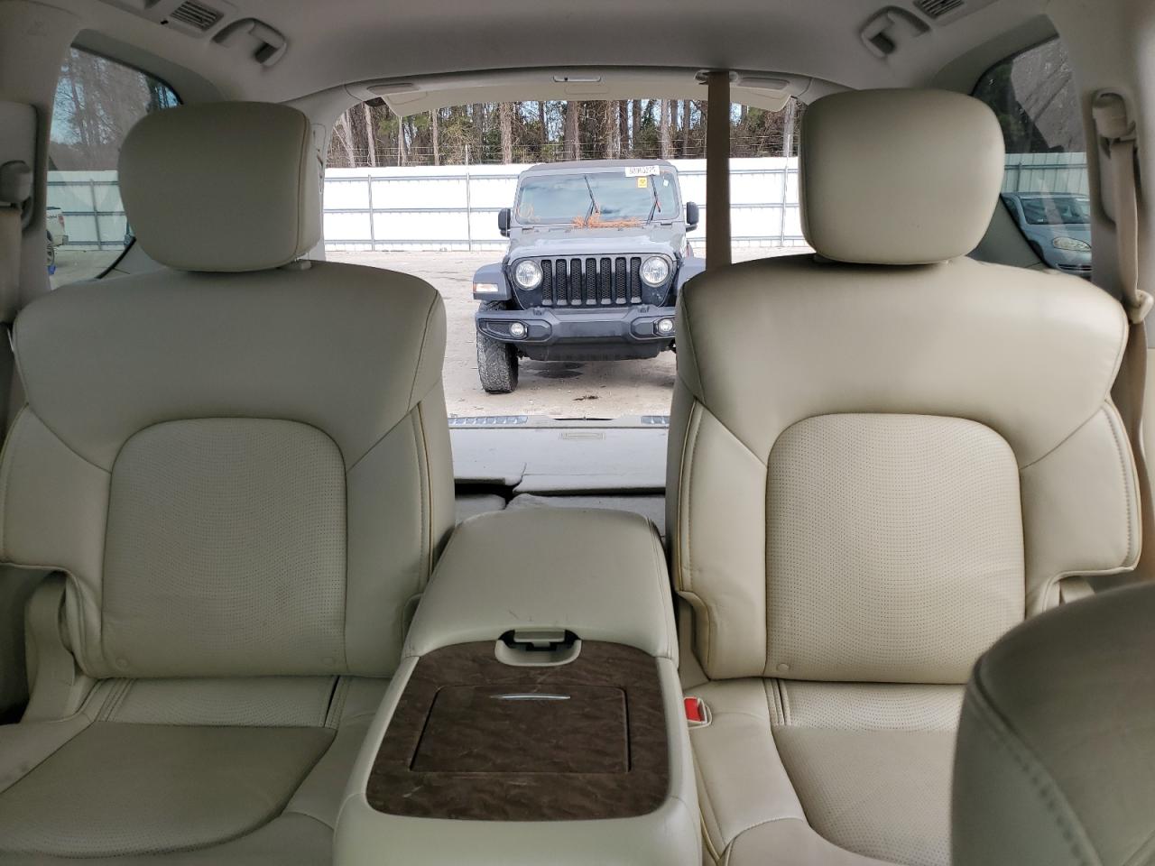 2015 Infiniti QX80 - Image 10