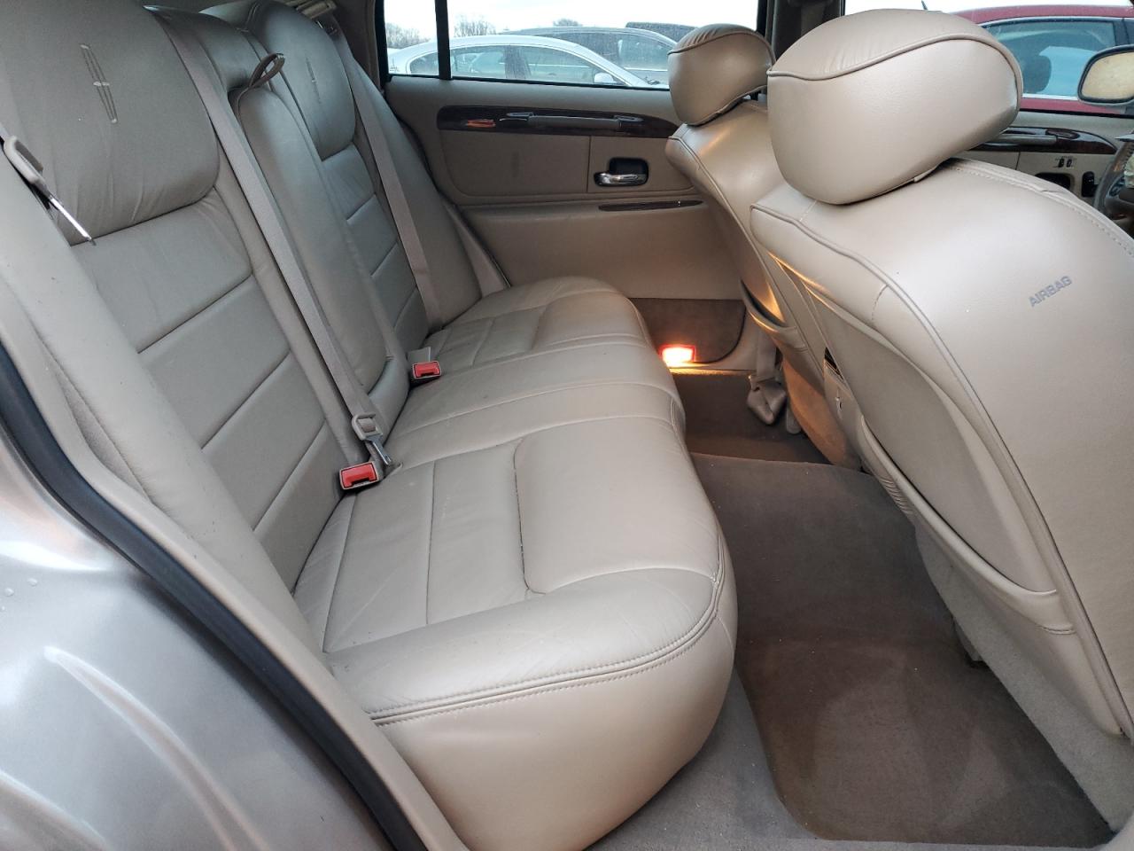 2002 Lincoln Town Car - Image 10