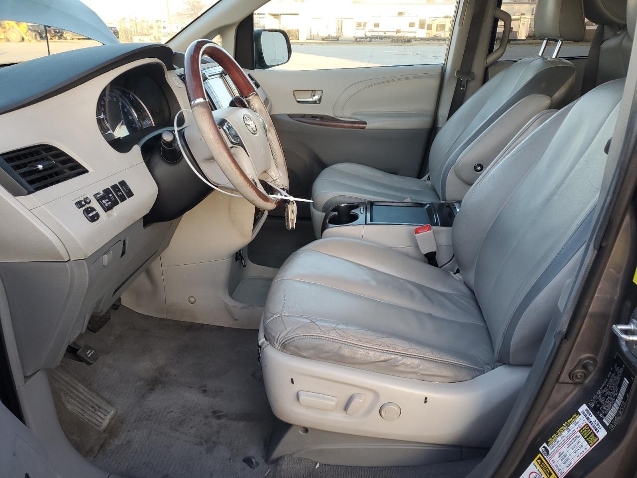 2011 Toyota Sienna - Image 7