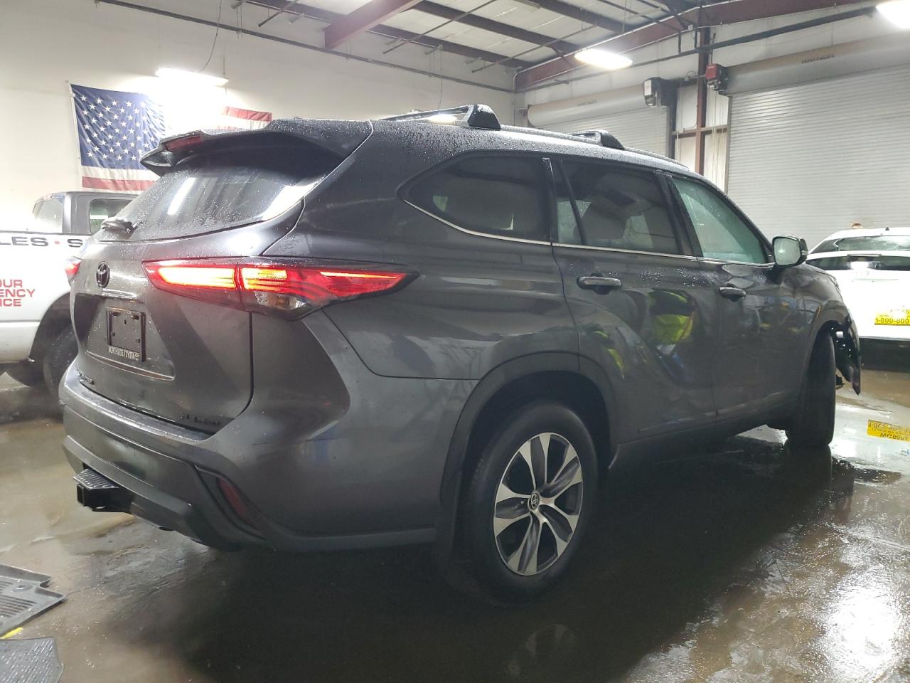 2022 Toyota Highlander - Image 3
