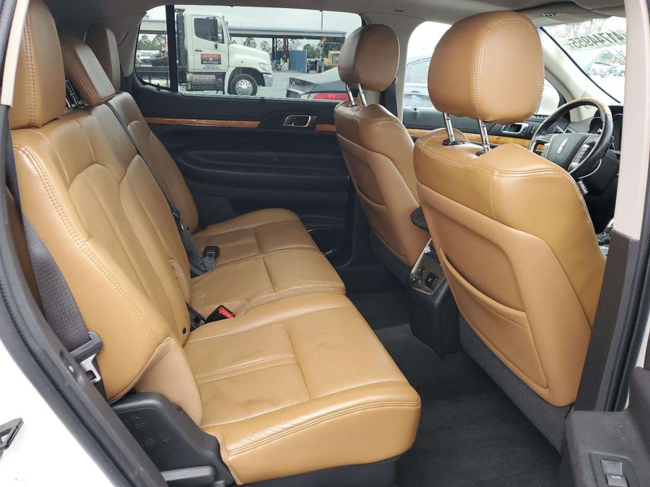 2011 Lincoln MKT - Image 11