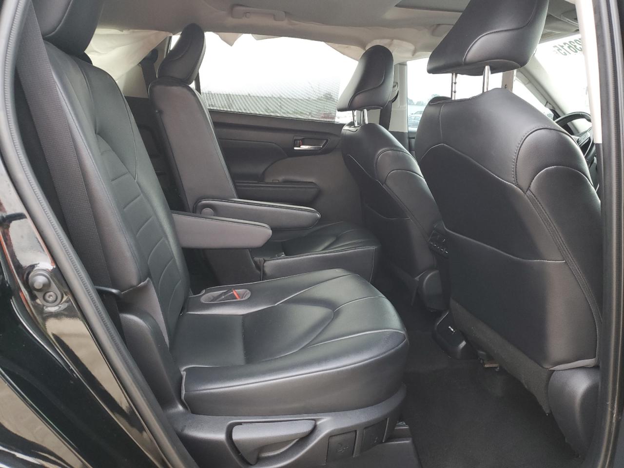 2021 Toyota Highlander - Image 12