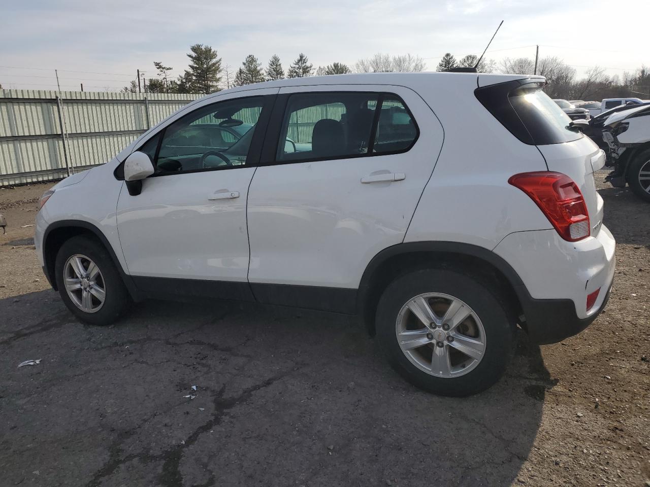 KL7CJNSB3JB711751 2018 CHEVROLET TRAX - Image 2