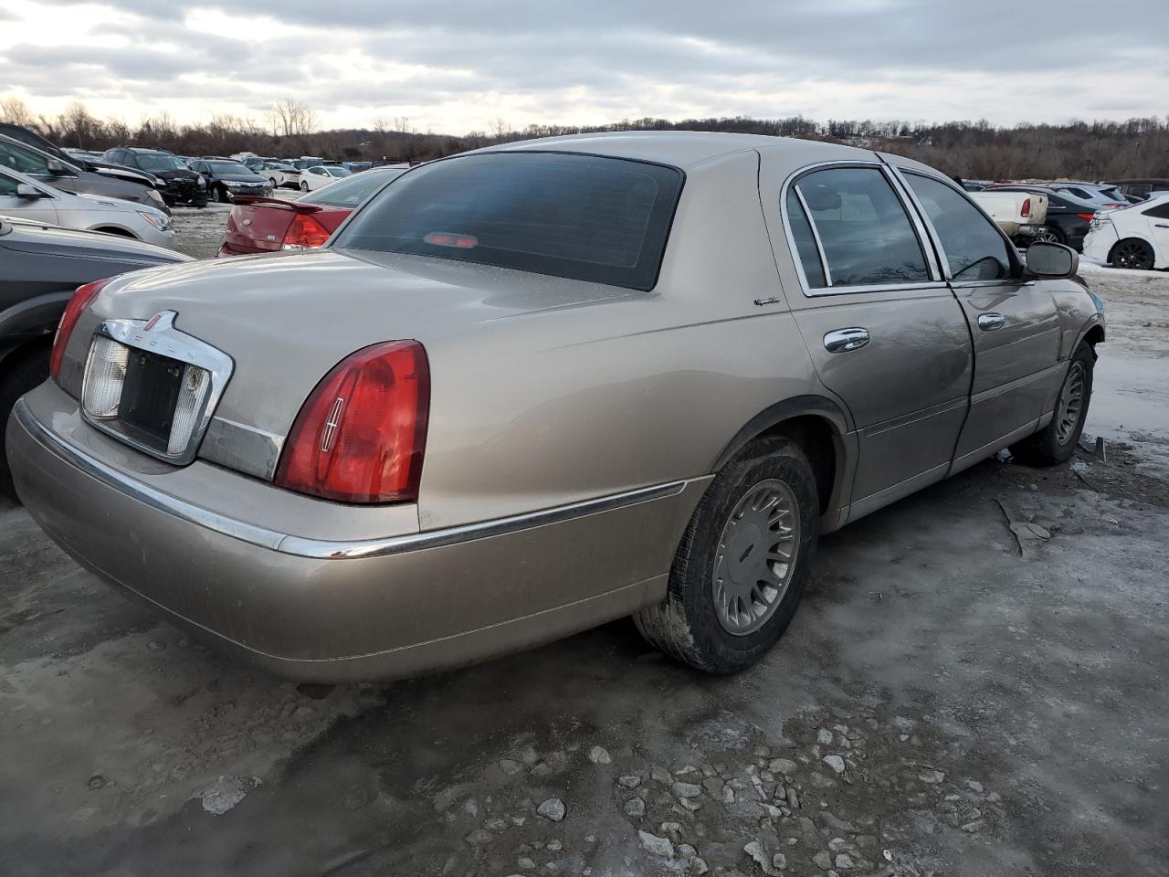 2002 Lincoln Town Car - Image 3