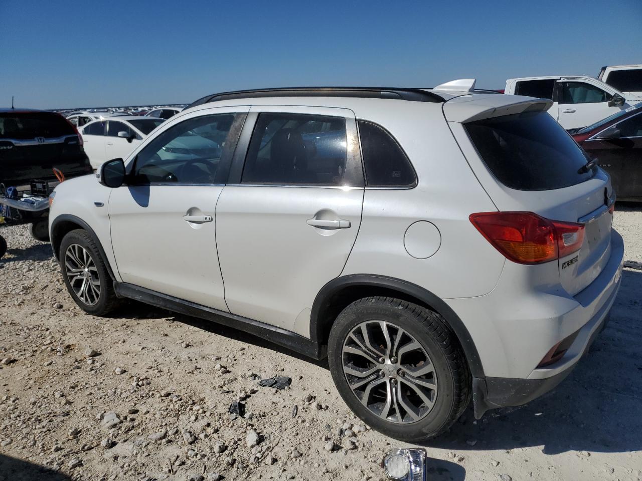 2018 Mitsubishi Outlander - Image 2