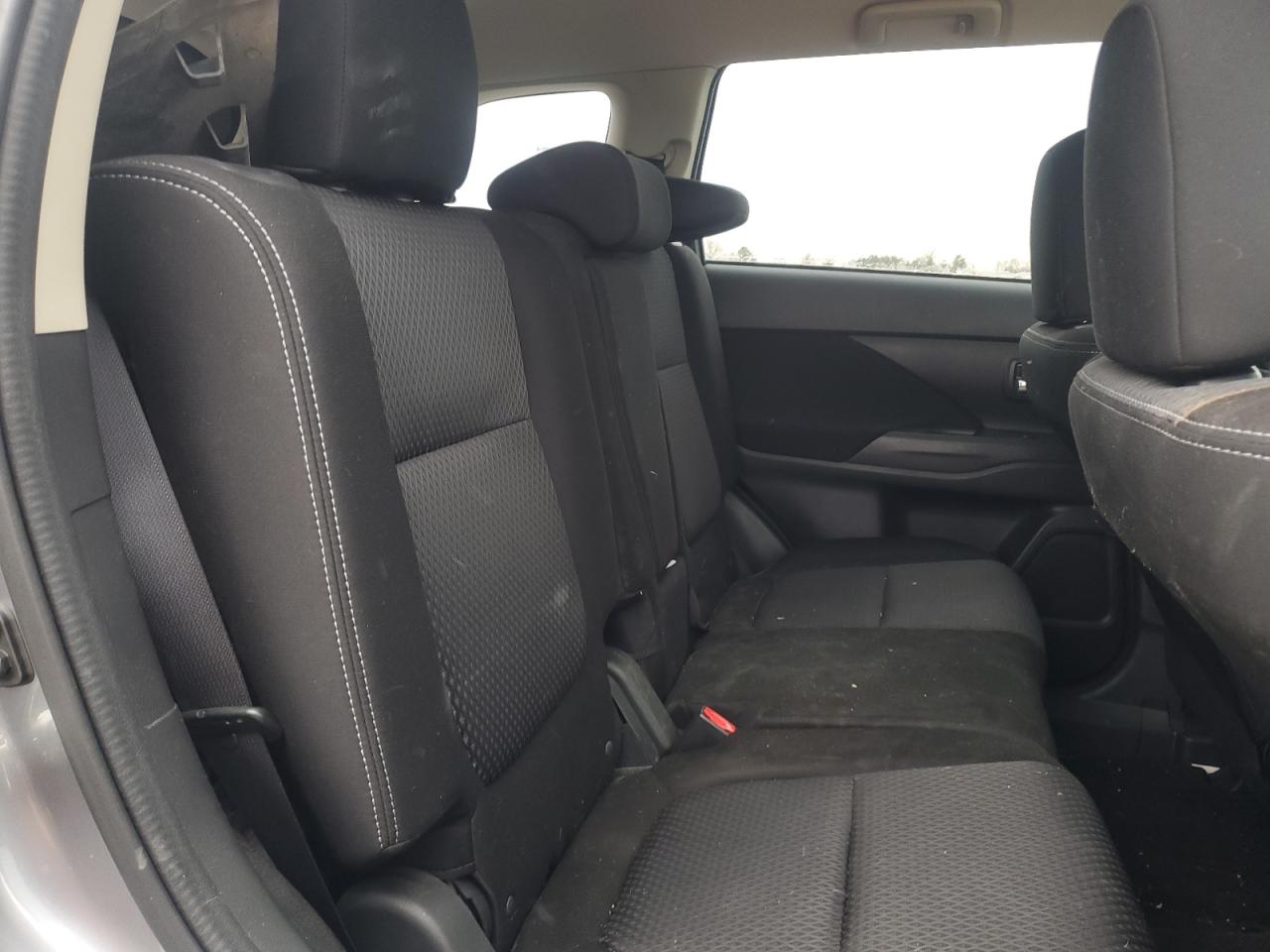 2018 Mitsubishi Outlander - Image 11