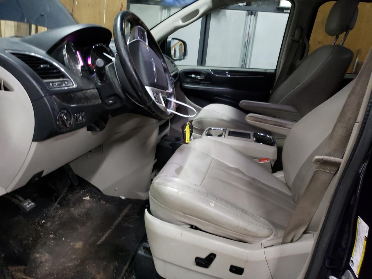 2013 Chrysler Town & Country - Image 7
