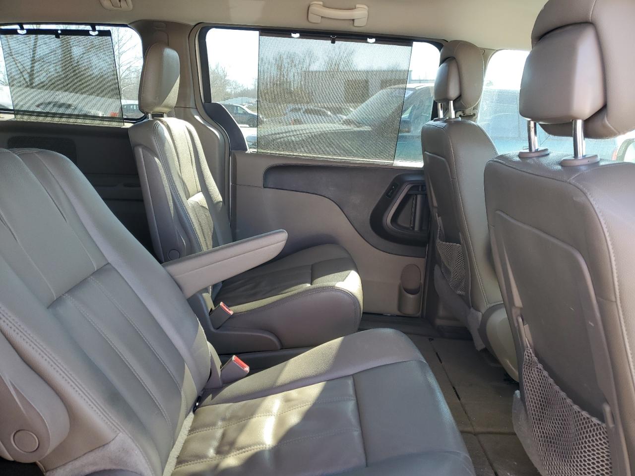 2016 Chrysler Town & Country - Image 11