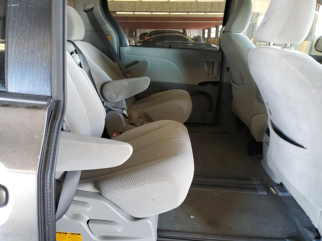 2013 Toyota Sienna - Image 11