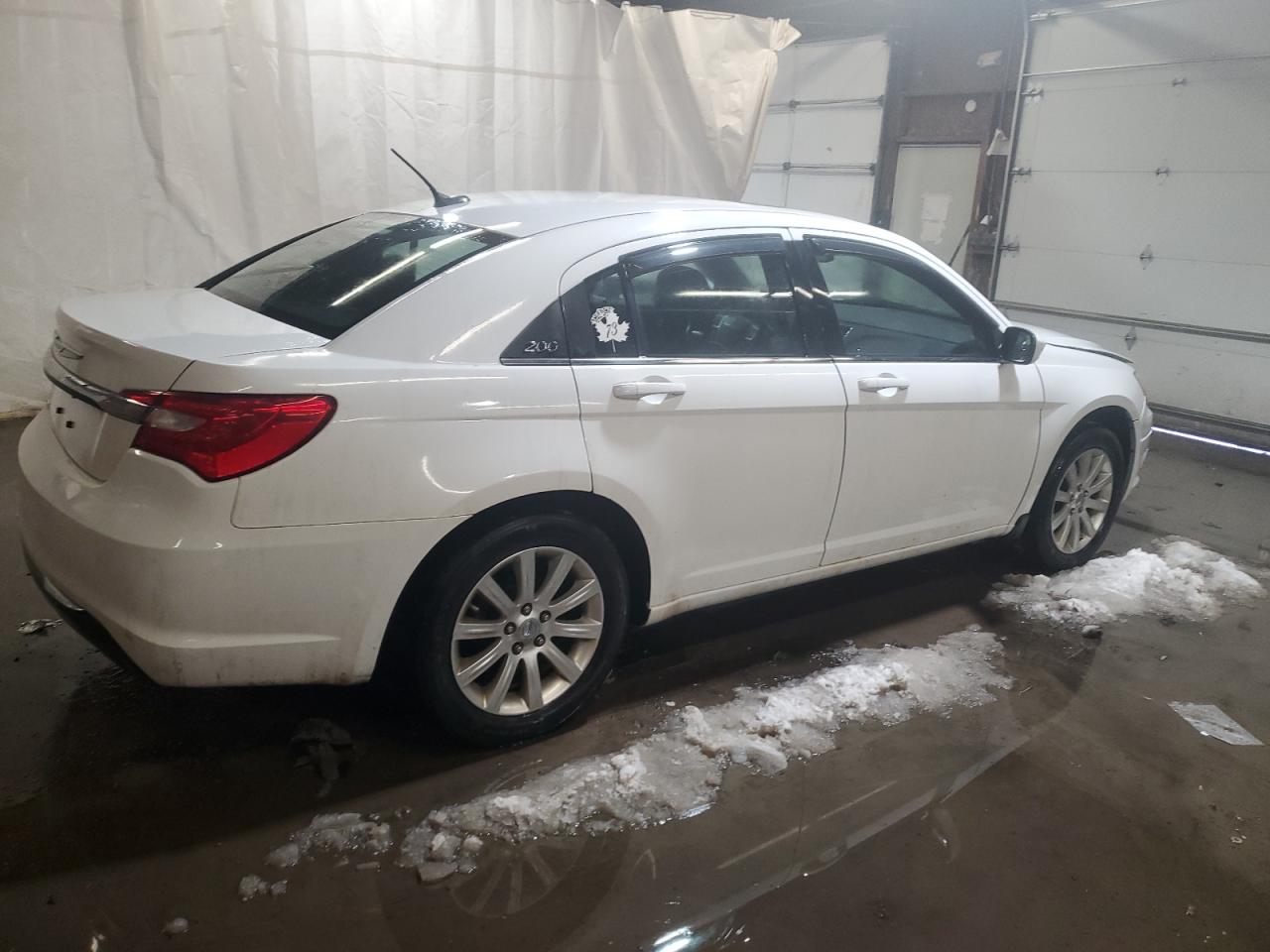 2013 Chrysler 200 - Image 3