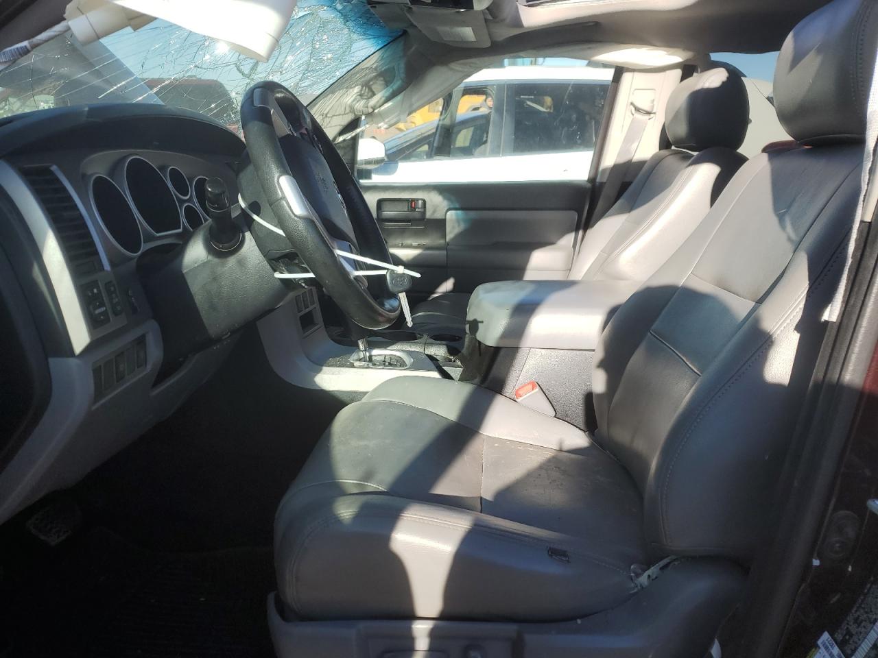 2014 Toyota Sequoia - Image 7