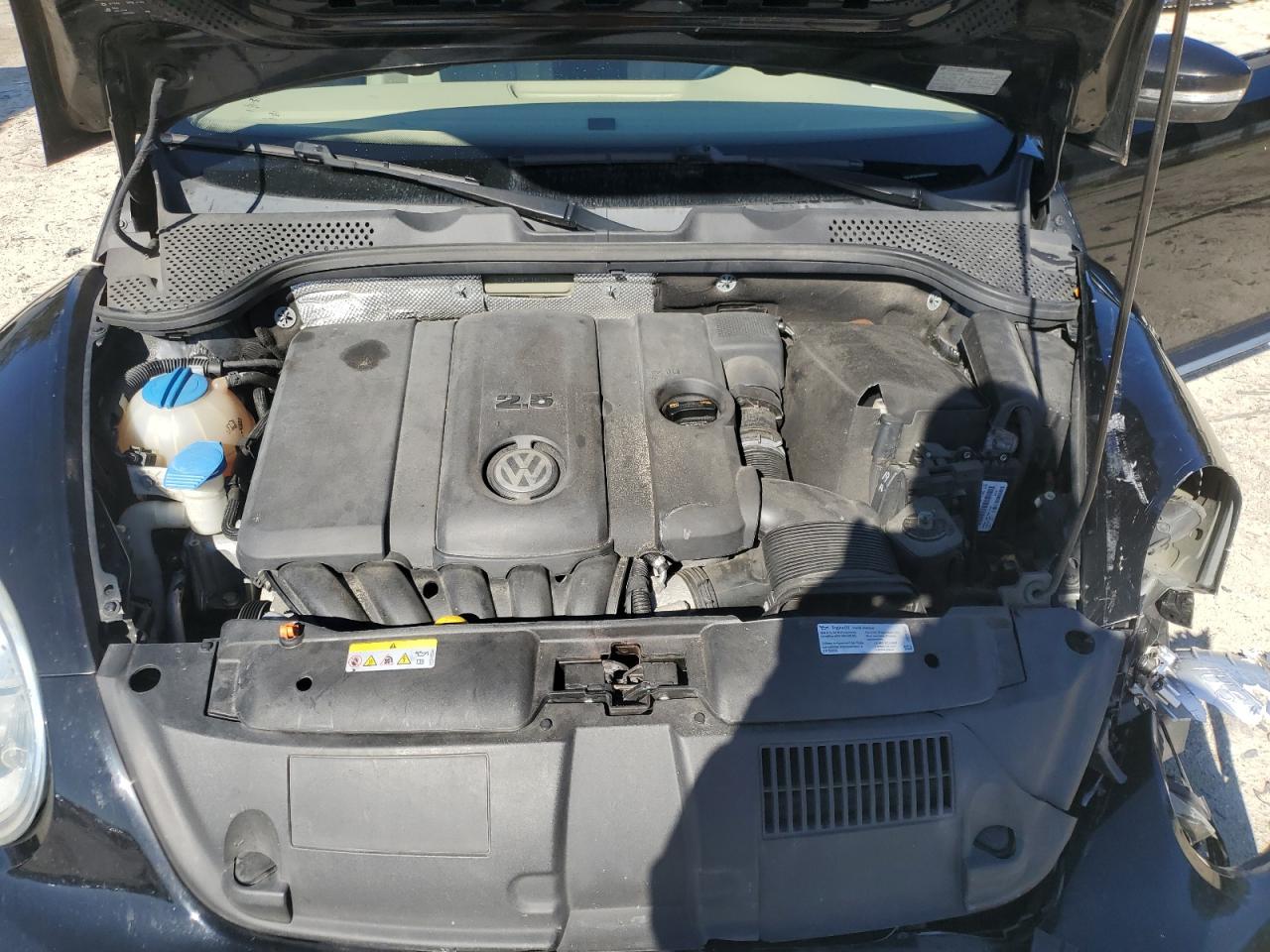 2013 Volkswagen Beetle - Image 11