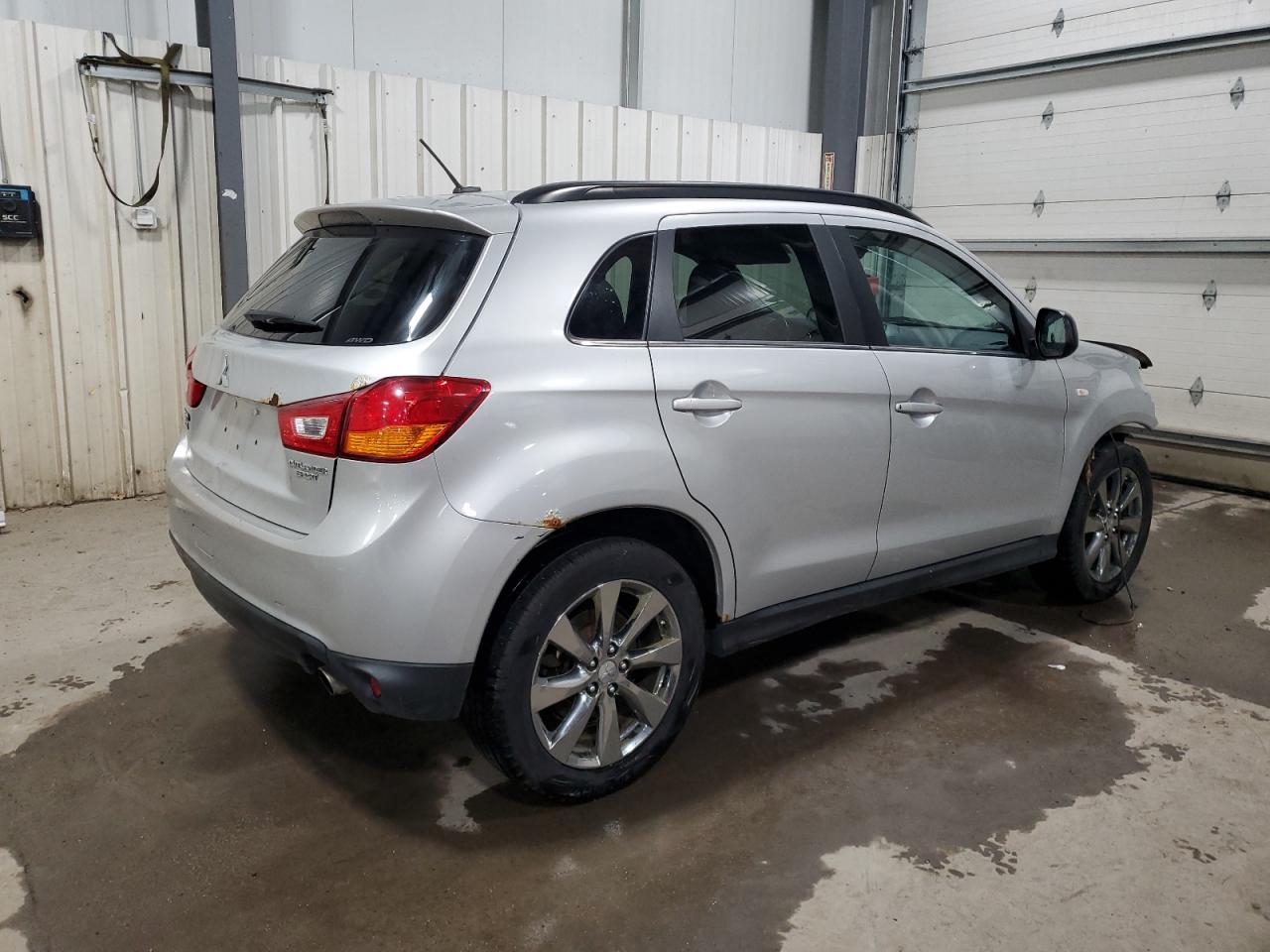 2013 Mitsubishi Outlander - Image 3