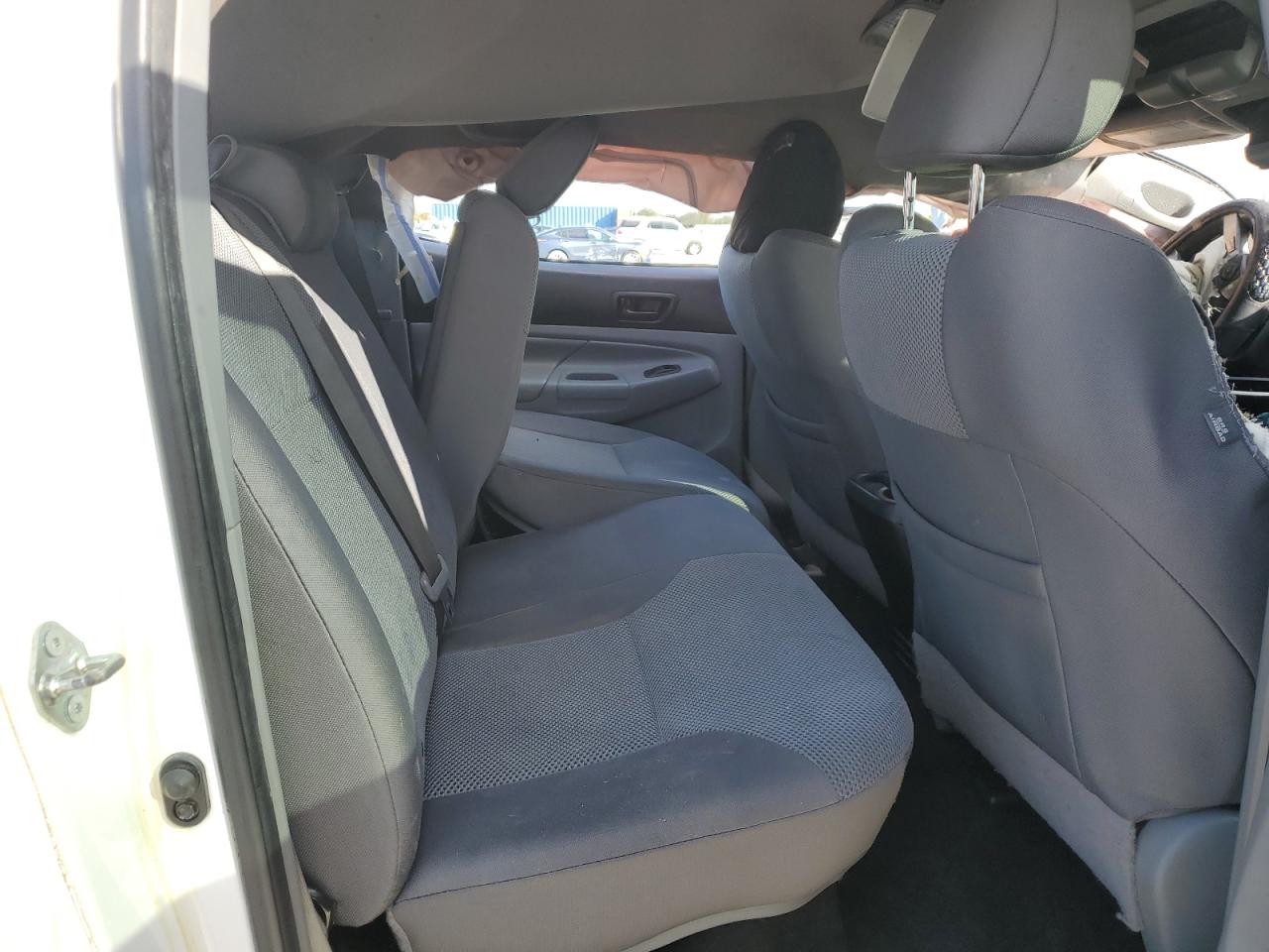 2015 Toyota Tacoma - Image 11