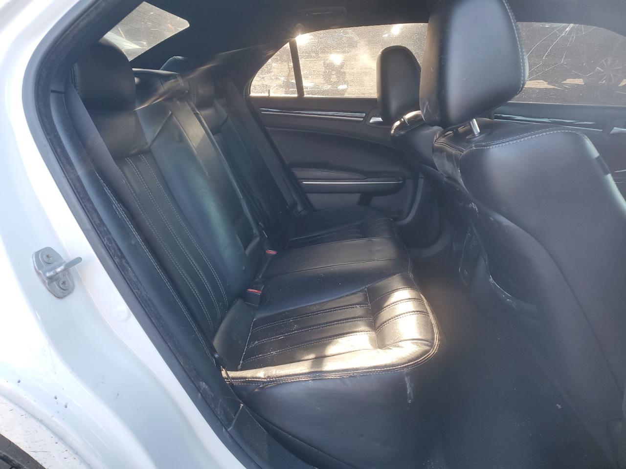 2017 Chrysler 300 - Image 10