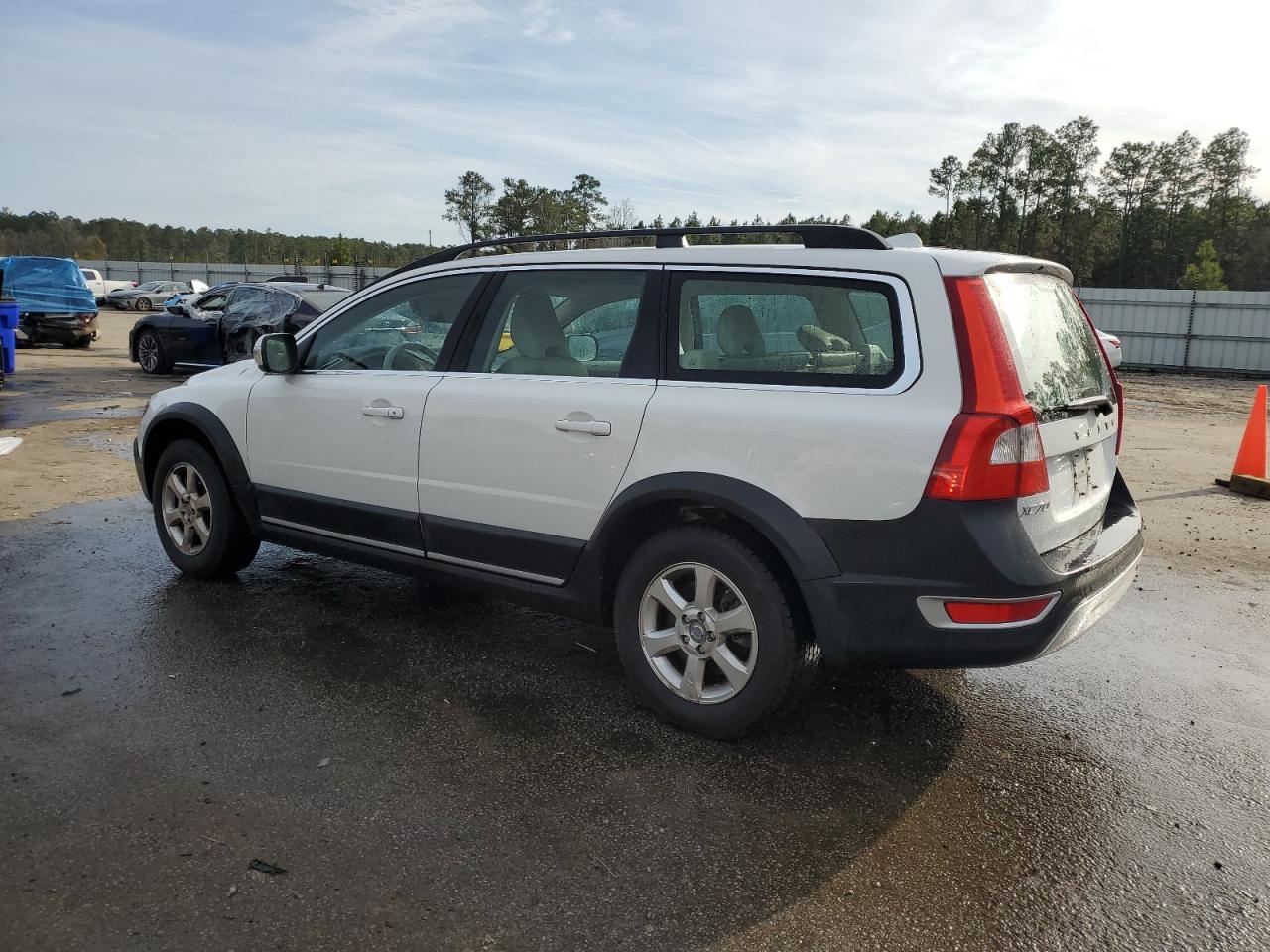 2010 Volvo XC70 - Image 2