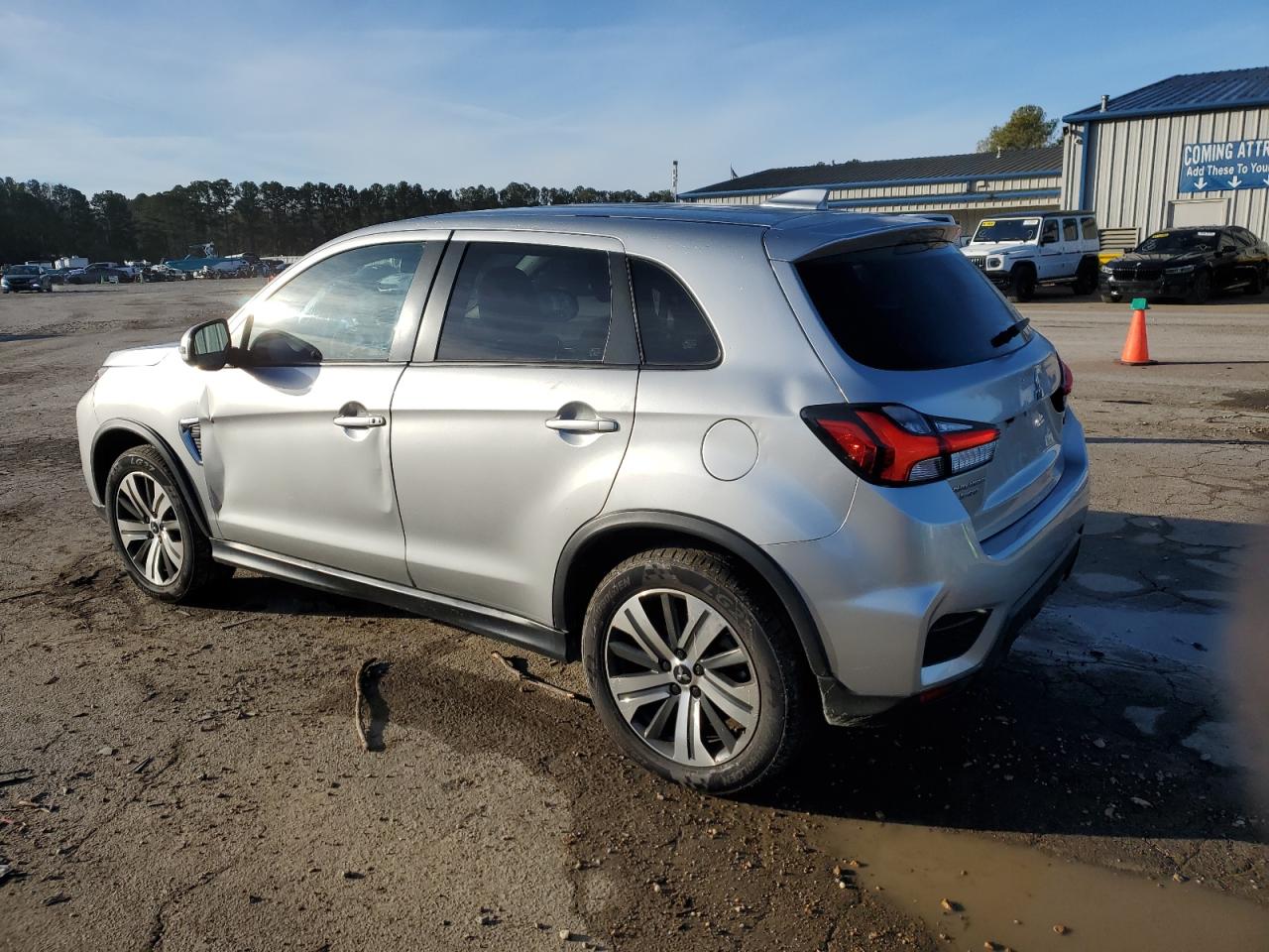 2021 Mitsubishi Outlander - Image 2