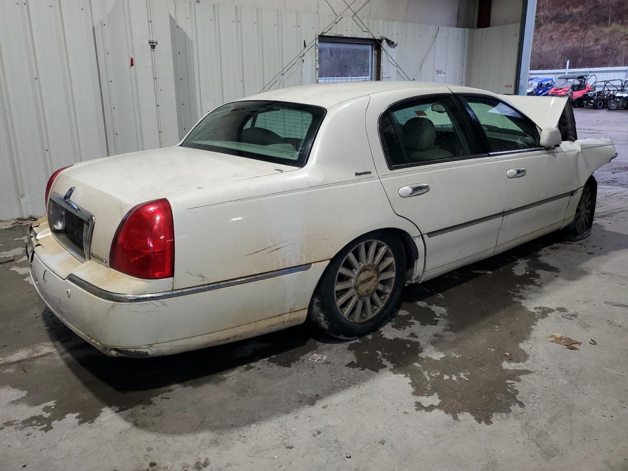 2003 Lincoln Town Car - Image 3