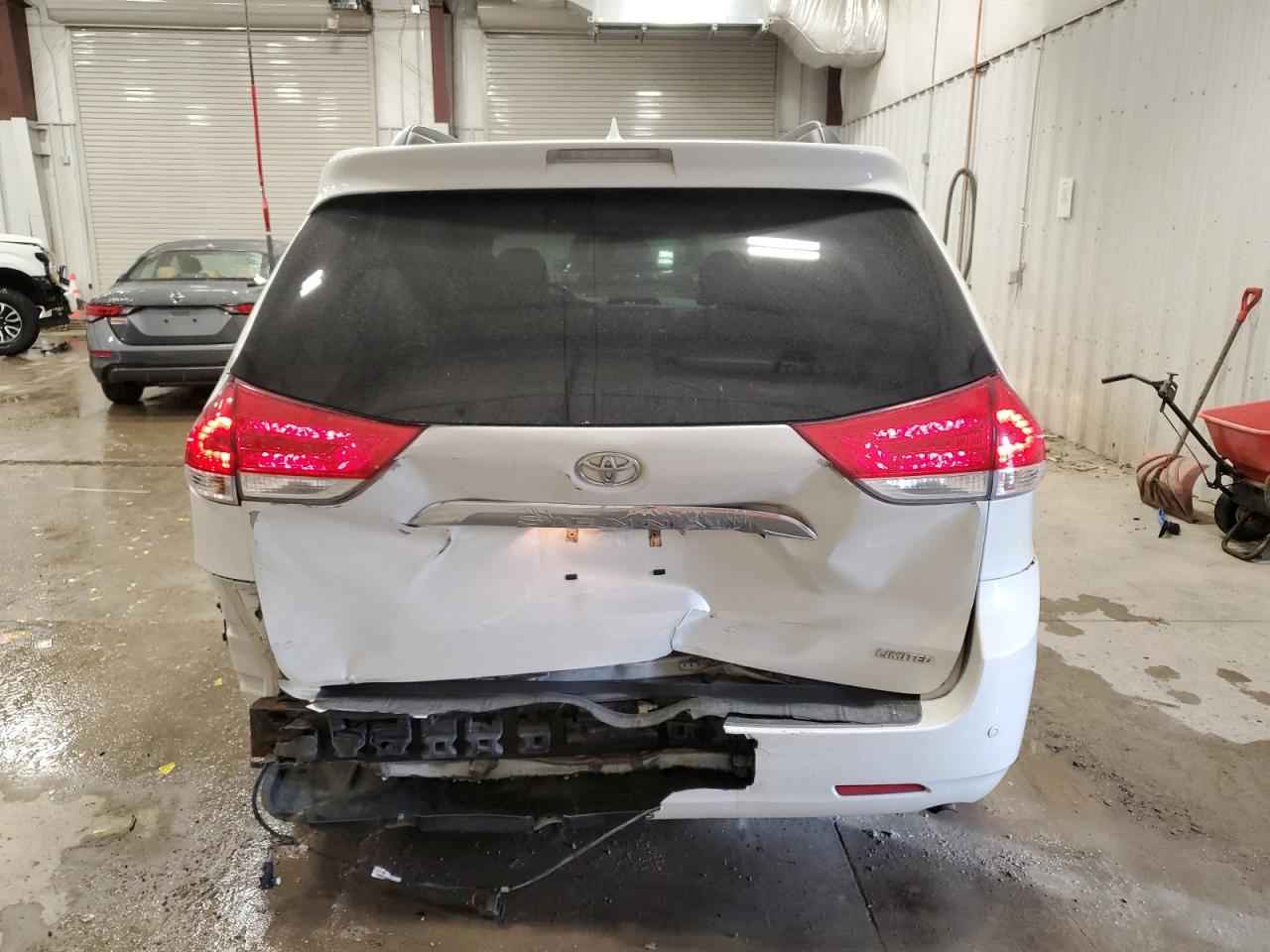 2011 Toyota Sienna - Image 6
