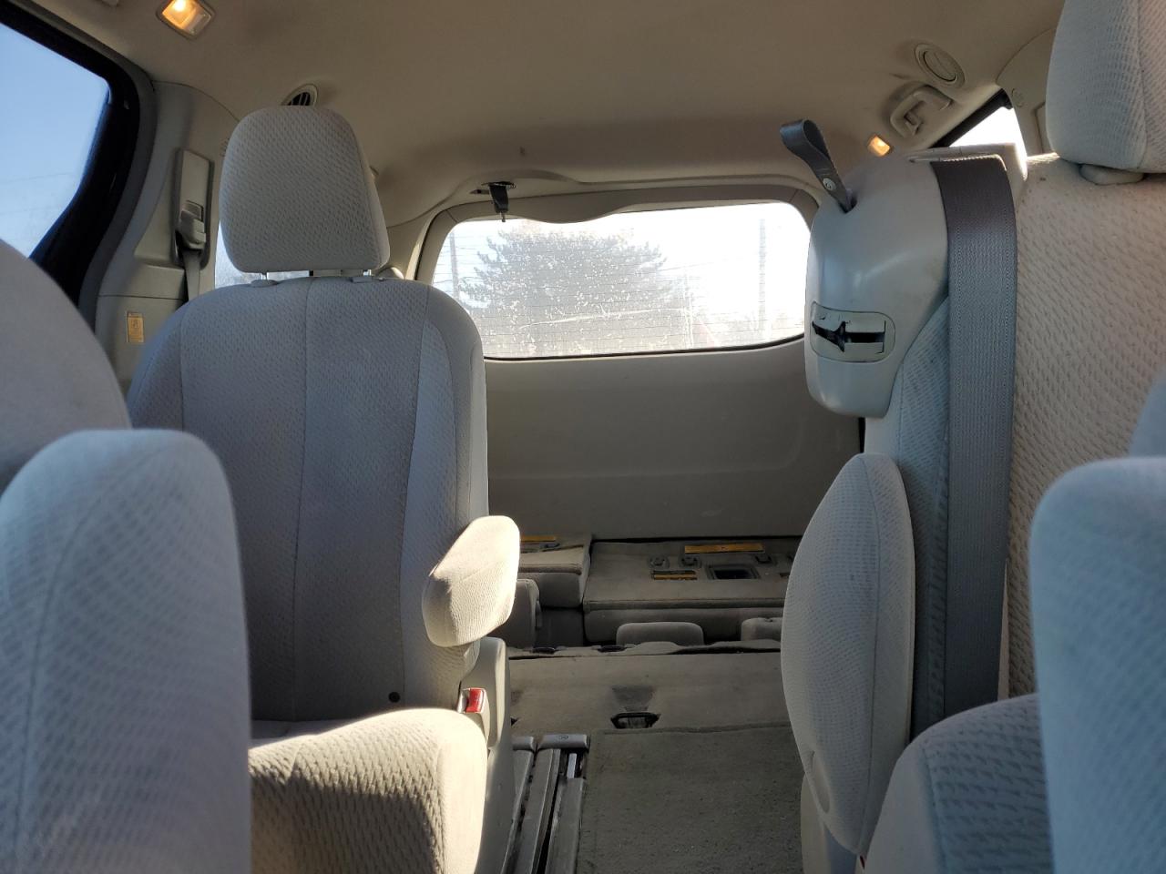 2012 Toyota Sienna - Image 10