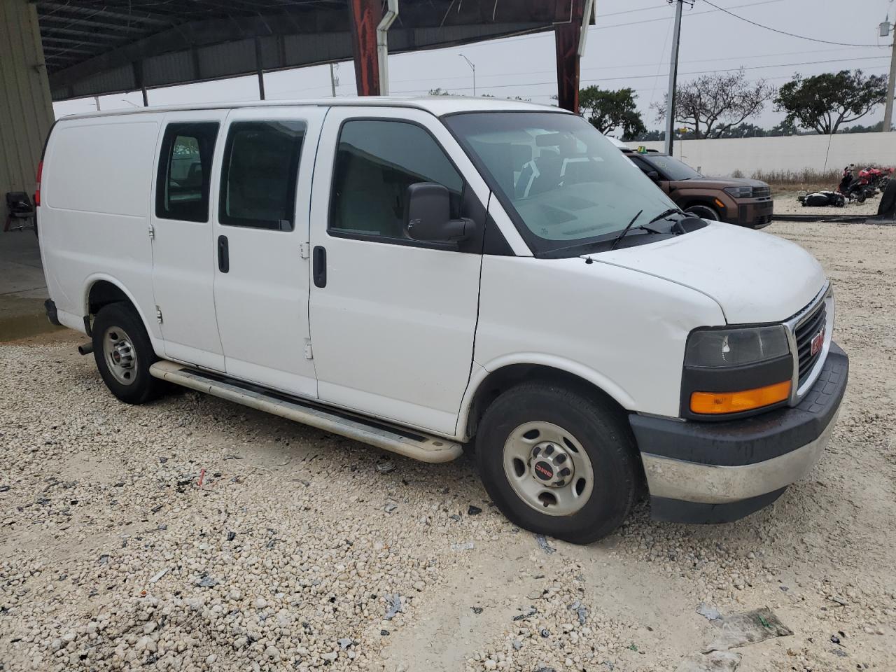 2017 GMC Savana - Image 4