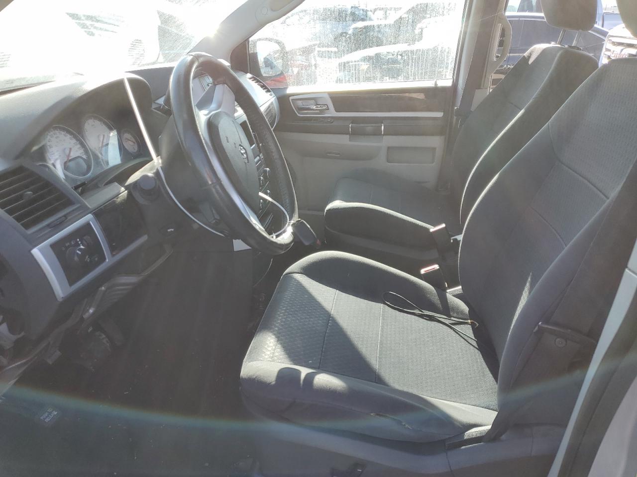 2010 Dodge Caravan - Image 7