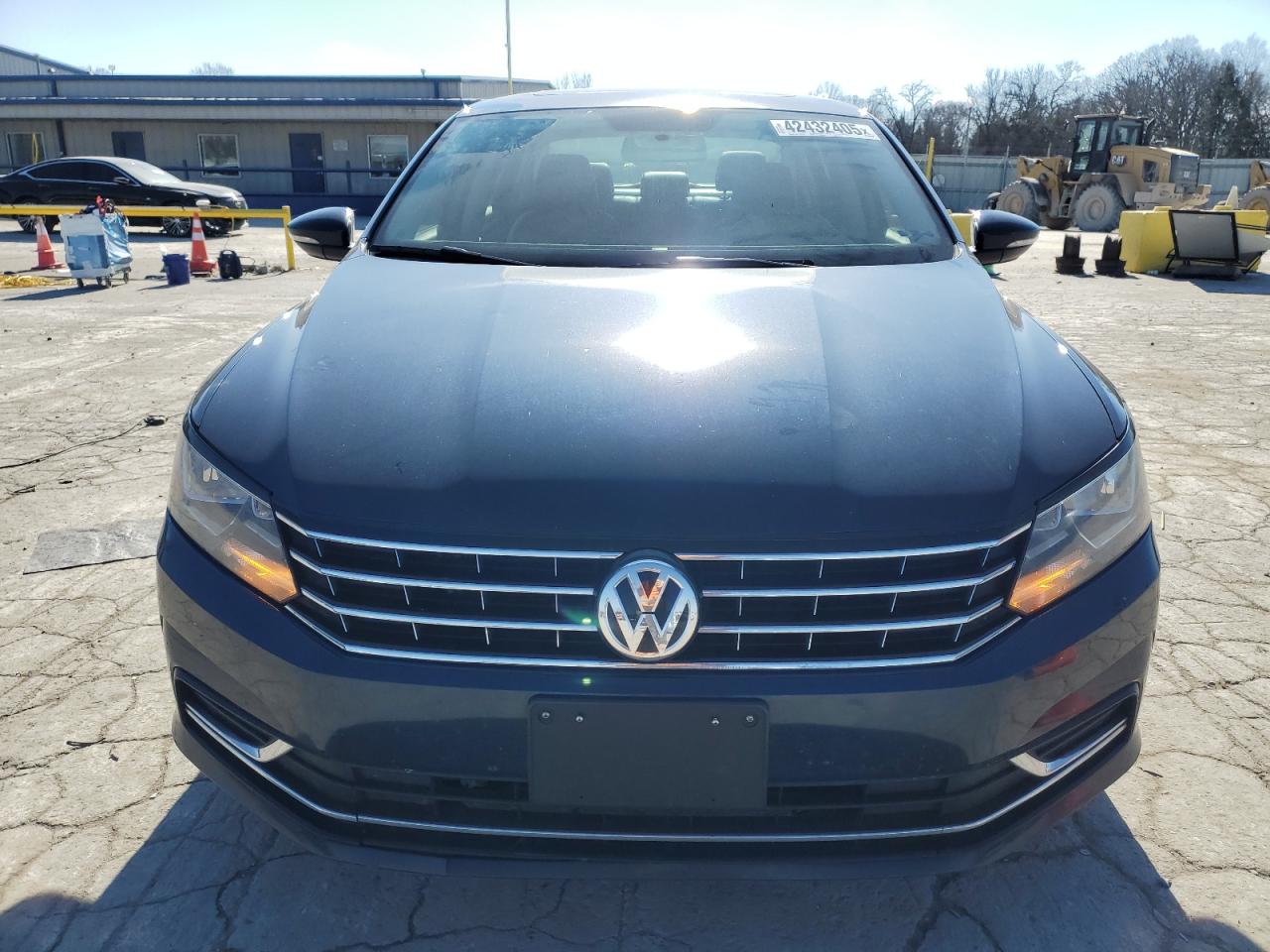 2019 Volkswagen Passat - Image 5