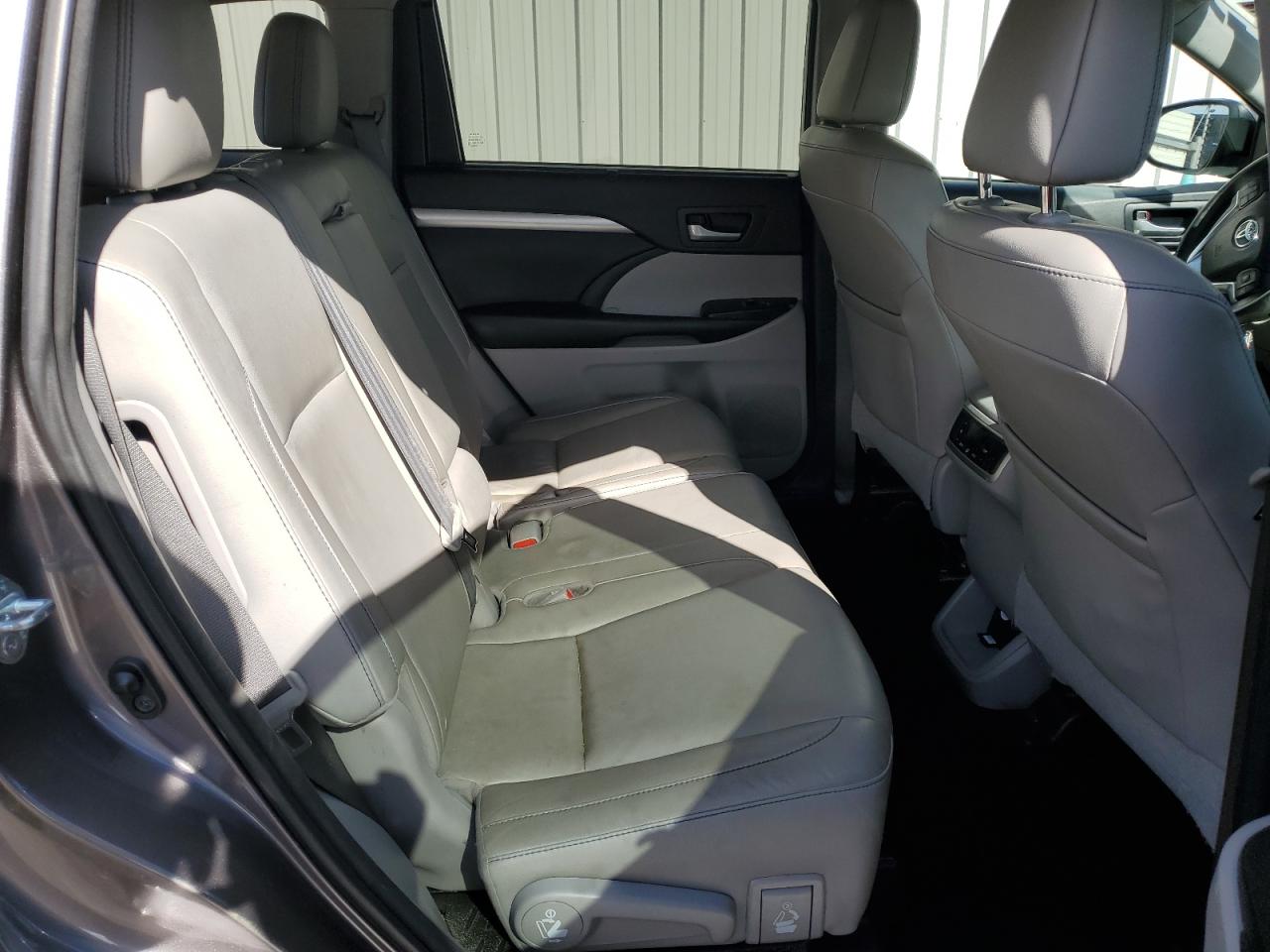 2016 Toyota Highlander - Image 11