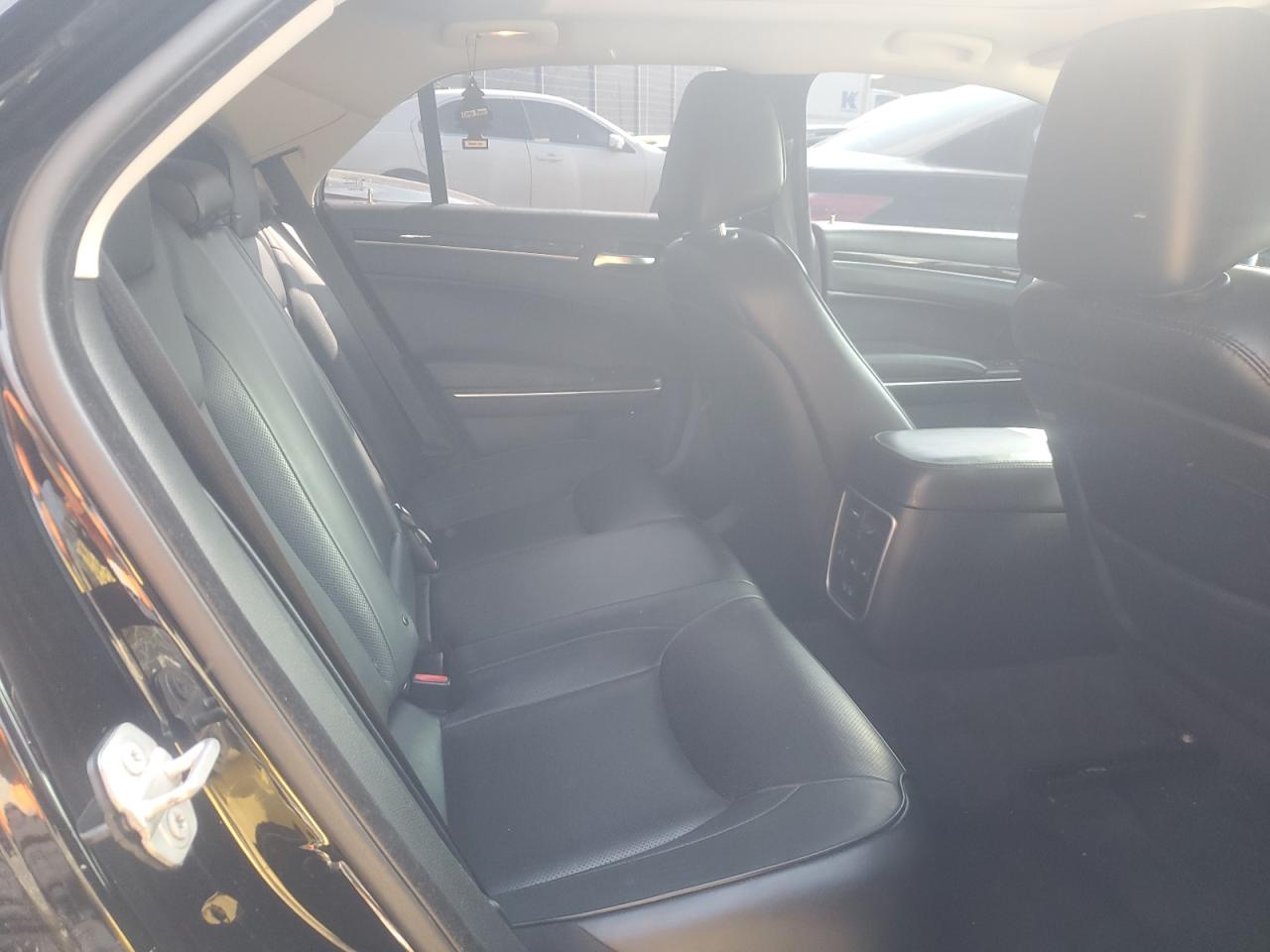 2016 Chrysler 300 - Image 10