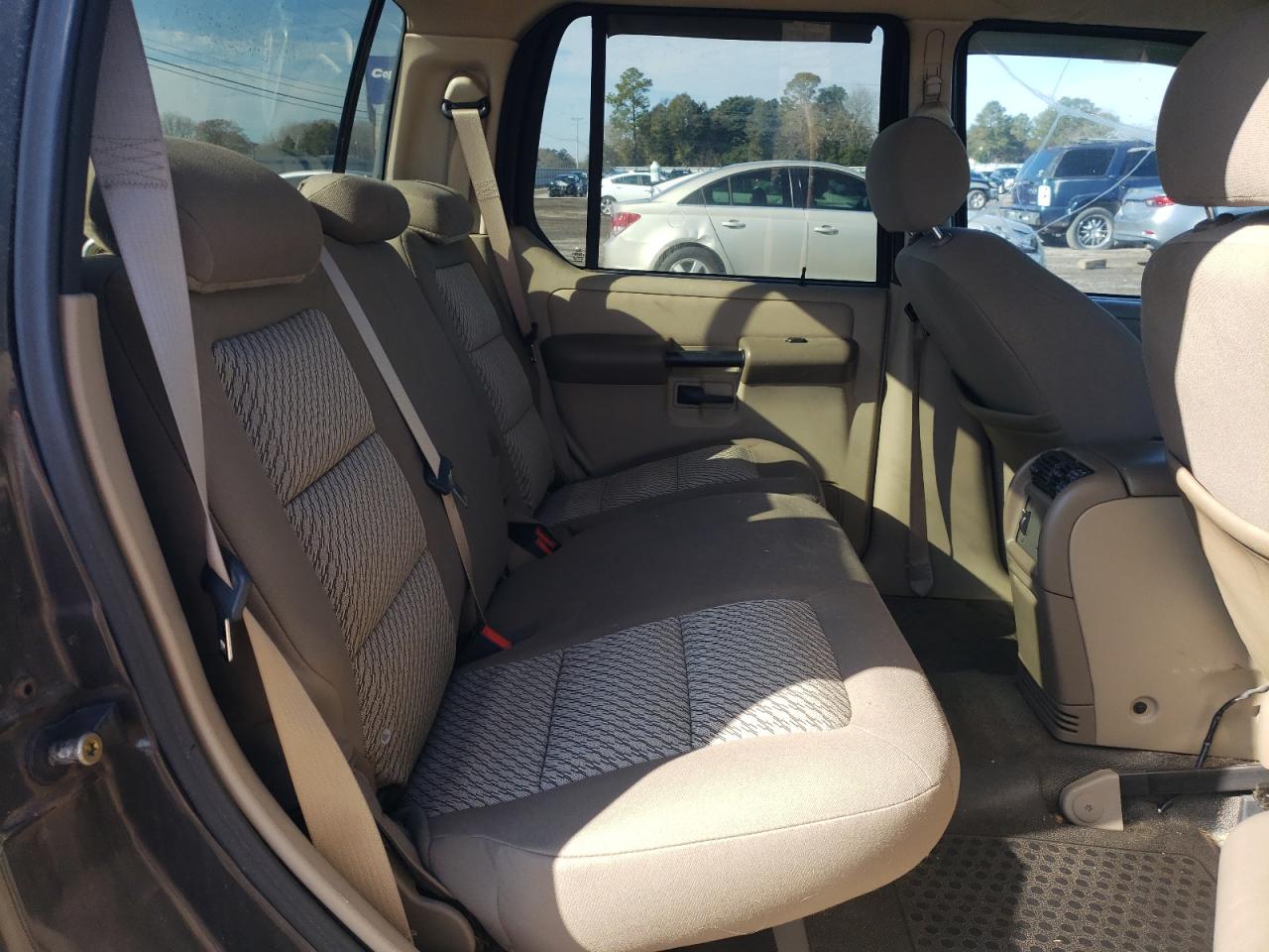 2005 Ford Explorer - Image 10