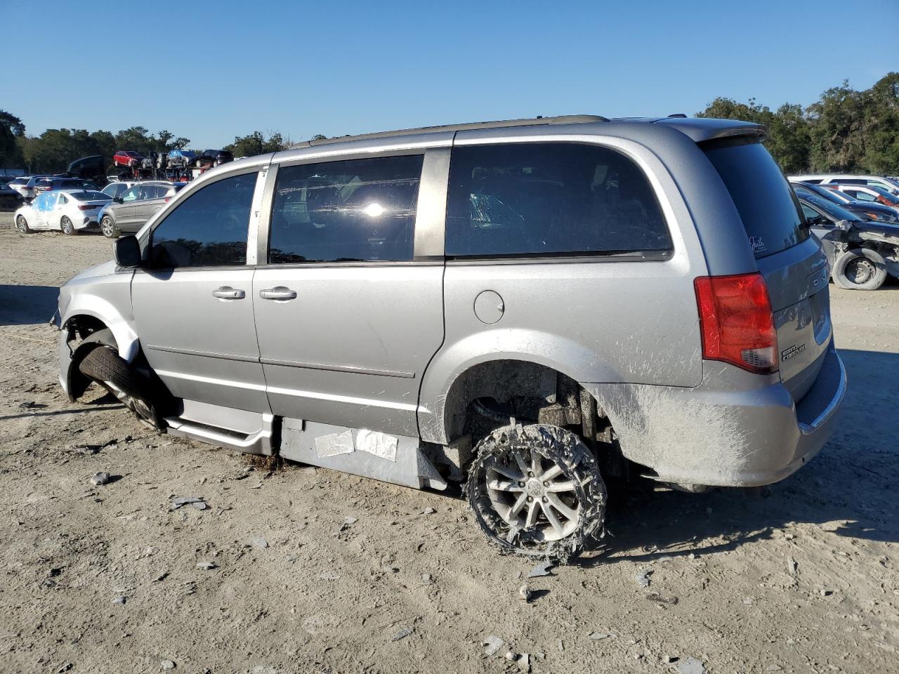 2015 Dodge Caravan - Image 2